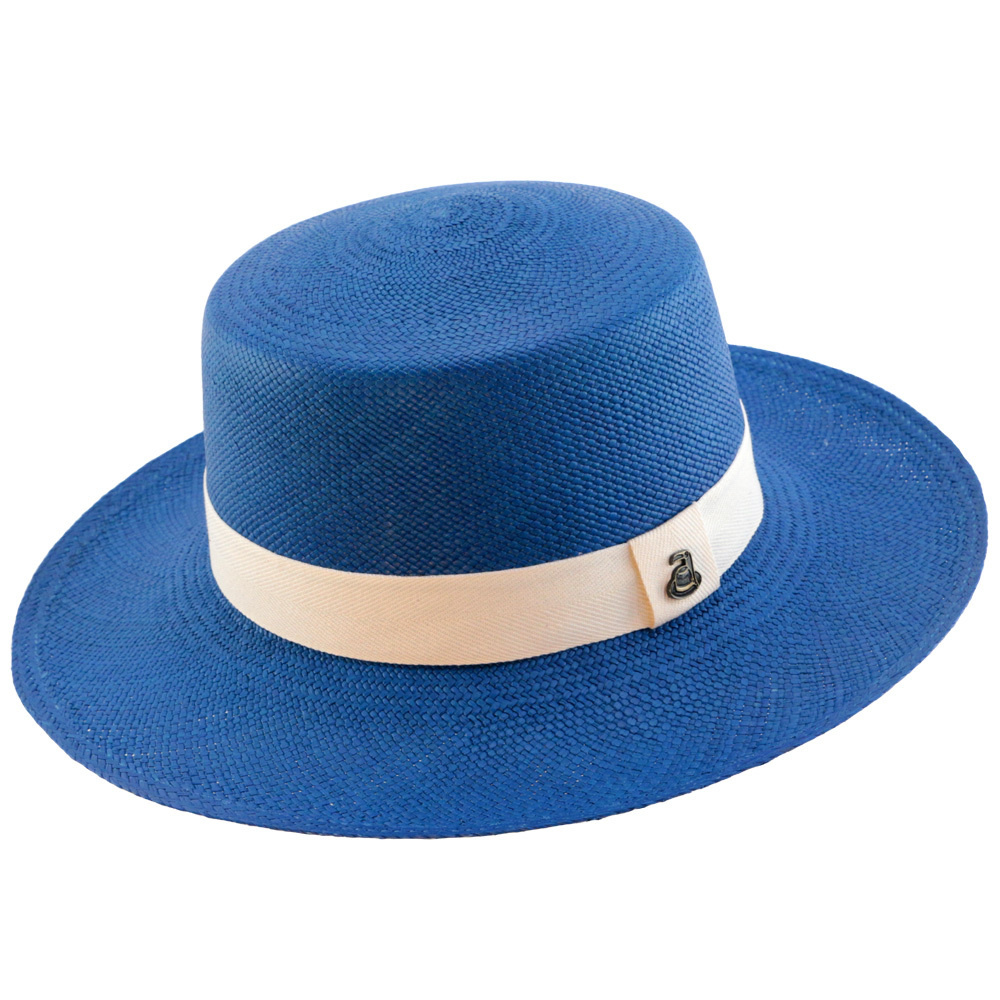 絶妙なマリンブルーのボーターハット
