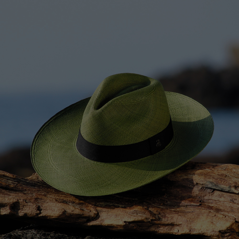 山にも海にもグッと映えるオリーブパナマ帽子