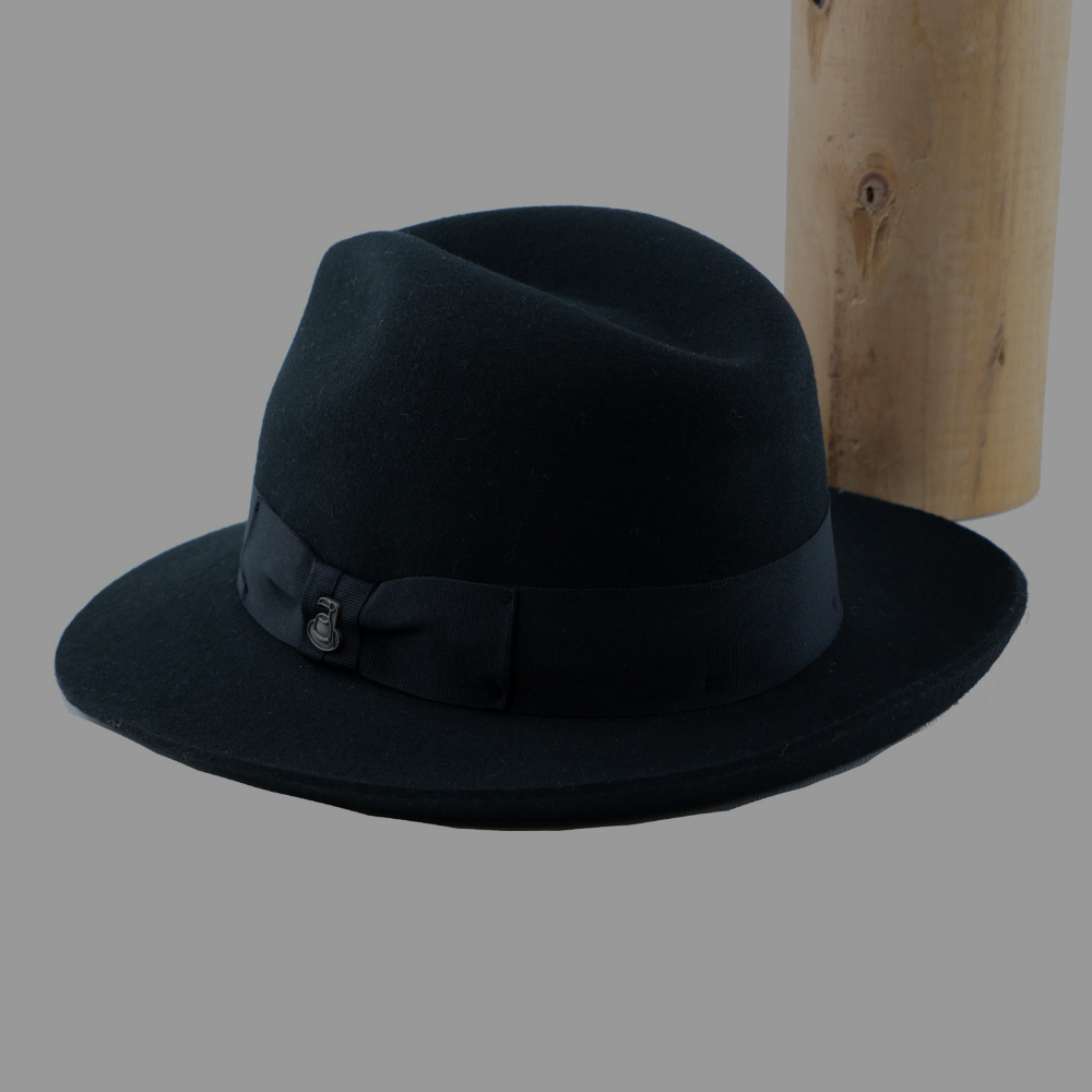 柔軟でしなやかなフェルトハット