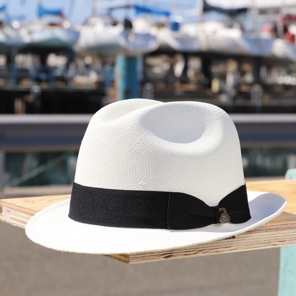 ブリムを下げて粋なパナマ帽子