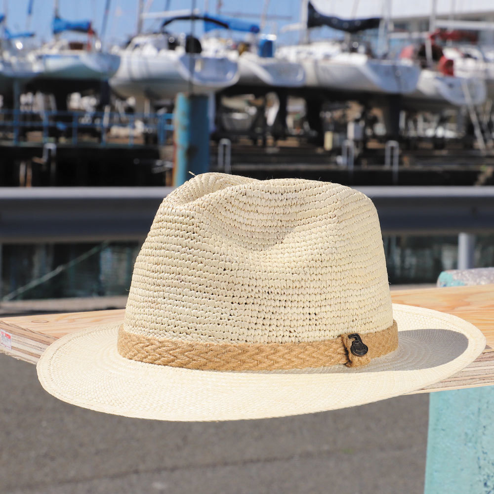 ブリムを下げて粋なパナマ帽子